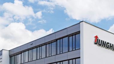 Jungheinrich Logo auf einem Gebäude